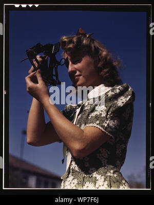 Apprendre à déterminer la latitude à l'aide d'un sextant est Senta Osoling, étudiant à l'École Polytechnique, Los Angeles, Californie catégories de navigation font partie du programme de l'école pour la formation de ses étudiants pour des contributions spécifiques à l'effort de guerre Banque D'Images