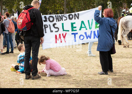 Londres, Royaume-Uni. 7 septembre 2019. Jeune famille de se joindre à la protestation anti-Brexit sur la place du Parlement. Crédit : Joe Keurig / Alamy News Banque D'Images