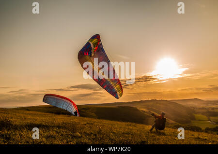 Devils Dyke, Brighton, Sussex, Royaume-Uni..7 septembre 2019. Les pilotes de parapente se préparent à lancer dans le vent Du Nord à partir des magnifiques South Downs. . Banque D'Images