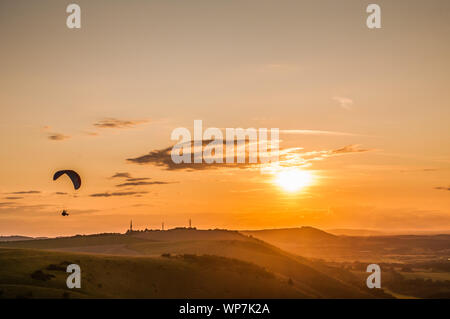 Devils Dyke, Brighton, Sussex, Royaume-Uni..7 septembre 2019. Pilote de parapente volant sur le vent Du Nord au-dessus des magnifiques South Downs. . Banque D'Images