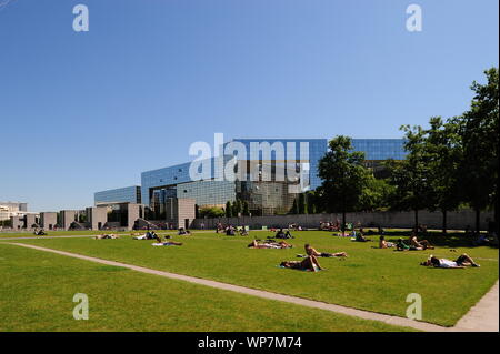 Der Parc André Citroën ist eine Parkanlage à Paris. Auf einer Fläche von 14 ha wurde der Park 1992 im Herzen des 15. Arrondissements auf dem Gelände Banque D'Images