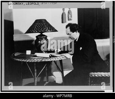 Leopold Godowsky, trois-quarts portrait, assis à table en rotin avec lampe, orienté vers la gauche, de l'écriture Banque D'Images