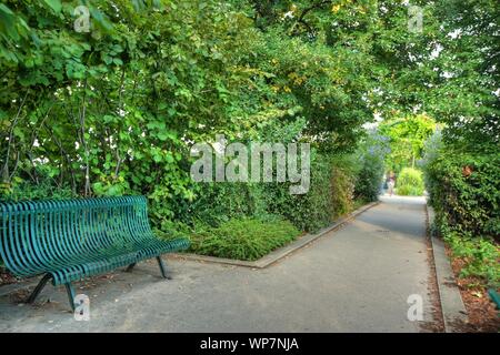 Die coulée verte René-Dumont qu'un 4,5 kilomètre langer, Parkwanderweg Entlang der zunächst der Avenue Daumesnil im 12. Arrondissement von Paris füh Banque D'Images