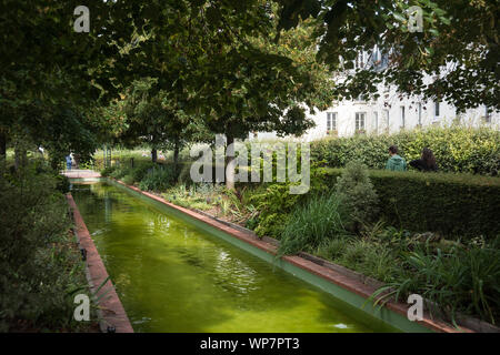 Die coulée verte René-Dumont qu'un 4,5 kilomètre langer, Parkwanderweg Entlang der zunächst der Avenue Daumesnil im 12. Arrondissement von Paris füh Banque D'Images