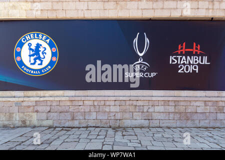 Le Club de Football de Chelsea et de la Super Coupe de logos sur le mur de BJK Vodafone Park Stadium ou deux jours avant la Super Coupe de l'Uefa 2019 Finale jeu. Banque D'Images