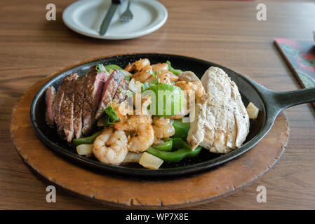 Un plat composé de boeuf, crevettes, poulet et légumes sont grillés à la perfection. Banque D'Images