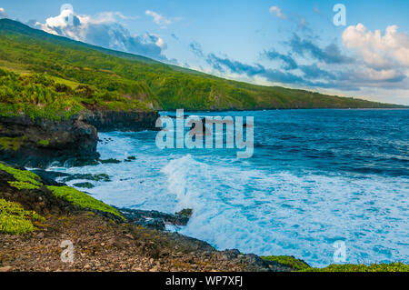 Vagues se brisant sur la plage comme une spectaculaire vue sur l'océan sur la route de Hana, Maui, Hawaii, USA Banque D'Images