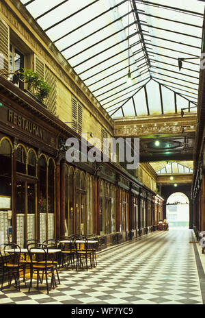 Die Galerie Véro-Dodat ist eine überdachte Ladenpassage mit Glasdach aus dem 19. Jahrhundert im 1. Arrondissement à Paris. Galerie Véro-Dodat ist die Banque D'Images