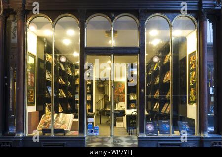 Die Galerie Véro-Dodat ist eine überdachte Ladenpassage mit Glasdach aus dem 19. Jahrhundert im 1. Arrondissement à Paris. Galerie Véro-Dodat ist die Banque D'Images