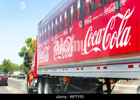 23 août, 2019 Sacramento / CA / USA - Coca Cola la conduite de camions sur l'autoroute ; Coca Cola logo imprimé sur le côté Banque D'Images