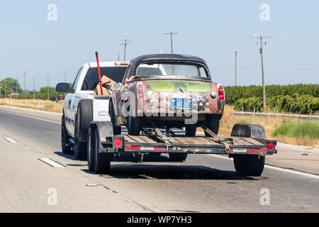 23 août, 2019 Sacramento / CA / USA - Vintage voiture MG Midget en mauvais état transportés sur une plate-forme sur l'interstate Banque D'Images