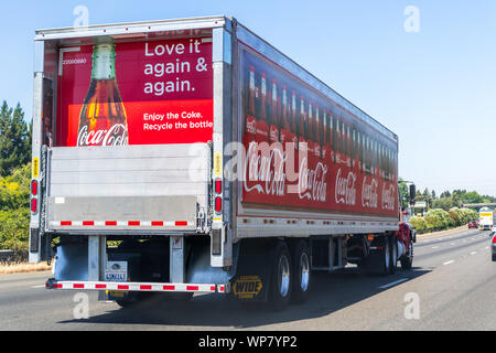 23 août, 2019 Sacramento / CA / USA - Coca Cola la conduite de camions sur l'autoroute ; Coca Cola logo imprimé sur le côté Banque D'Images