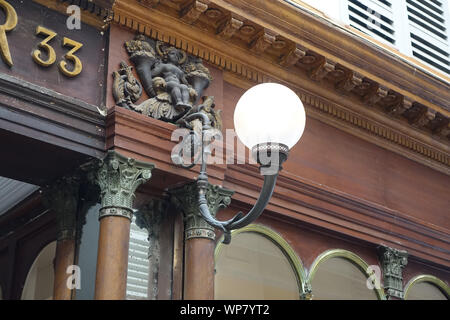 Die Galerie Véro-Dodat ist eine überdachte Ladenpassage mit Glasdach aus dem 19. Jahrhundert im 1. Arrondissement à Paris. Galerie Véro-Dodat ist die Banque D'Images