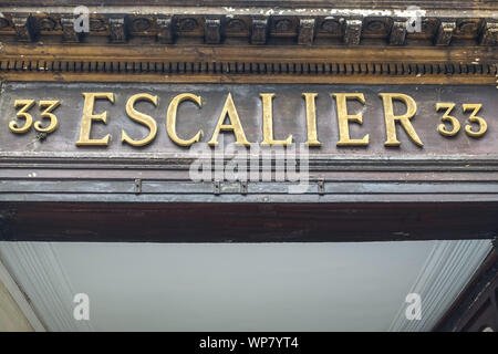 Die Galerie Véro-Dodat ist eine überdachte Ladenpassage mit Glasdach aus dem 19. Jahrhundert im 1. Arrondissement à Paris. Galerie Véro-Dodat ist die Banque D'Images