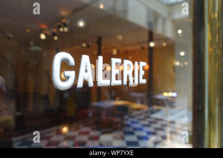 Die Galerie Véro-Dodat ist eine überdachte Ladenpassage mit Glasdach aus dem 19. Jahrhundert im 1. Arrondissement à Paris. Galerie Véro-Dodat ist die Banque D'Images