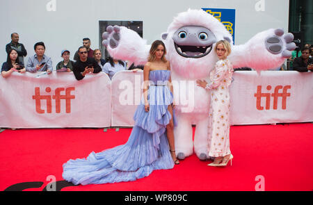 Toronto, Canada. Sep 7, 2019. Actrices Chloe Bennett (L, à l'avant) et Sarah Paulson (R) avant de poser pour des photos avec Yeti en costume avant la première mondiale du film "abominable" au cours de la 2019 Festival International du Film de Toronto (TIFF) à Toronto, Canada, le 7 septembre 2019. Source : Xinhua/Zheng Zou Banque D'Images