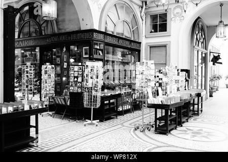 Die Galerie Vivienne ist eine überdachte Ladenpassage mit Glasdach aus der ersten Hälfte des 19. Jahrhunderts im 2. Arrondissement à Paris. Die Galer Banque D'Images