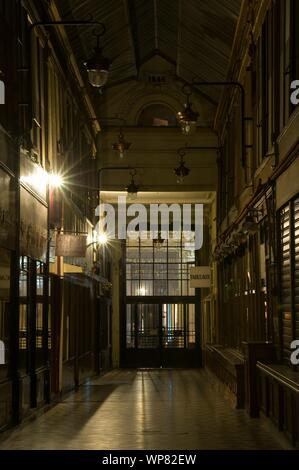 Die Passage Jouffroy ist eine überdachte Ladenpassage mit Glasdach aus der Mitte des 19. Jahrhunderts im 9. Arrondissement à Paris. 10-12 Rue M Banque D'Images