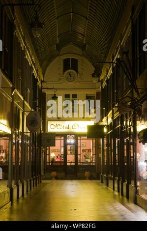 Die Passage Jouffroy ist eine überdachte Ladenpassage mit Glasdach aus der Mitte des 19. Jahrhunderts im 9. Arrondissement à Paris. 10-12 Rue M Banque D'Images