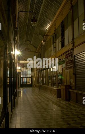 Die Passage Jouffroy ist eine überdachte Ladenpassage mit Glasdach aus der Mitte des 19. Jahrhunderts im 9. Arrondissement à Paris. 10-12 Rue M Banque D'Images