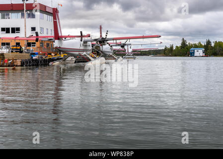 Float plane sur le Grand lac des Esclaves, dans la région de Yellowknife, Territoires du Nord-Ouest, Canada Banque D'Images