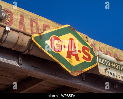 Ancienne rétro rustique gas station signer aux ETATS UNIS. Banque D'Images
