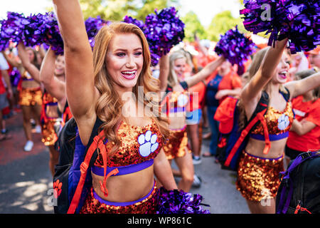 Clemson Tigers cheerleaders pendant le NCAA college football match entre la Texas A&M et Clemson le samedi 7 septembre 2019 au Memorial Stadium à Clemson, SC. Jacob Kupferman/CSM Banque D'Images