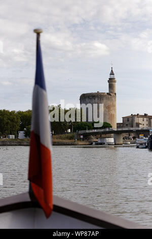 Tour de Constance à Aigues-Mortes avec drapeau français. Credit : MLBARIONA/Alamy Stock Photo Banque D'Images