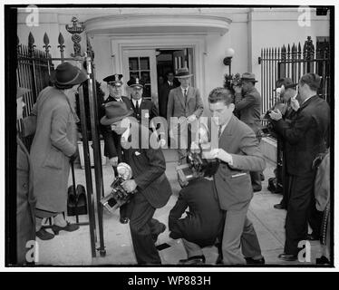 Lindbergh contrecarrés par les photographes. Washington, D.C., le 20 avril. Appareil photo-timide Le colonel Charles A. Lindbergh de quitter la Maison Blanche après une conférence avec le président Roosevelt, aujourd'hui, trouvé toutes les issues et "visées" par les cadreurs. Ici, nous voyons le fameux flyer exécutant le défi du photographe qu'il est sorti d'une porte latérale de la Executive Mansion Banque D'Images