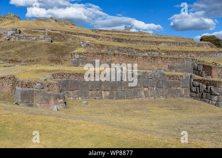 Sacsayhuaman, grande forteresse complexe du temple et par la culture Inca dans les collines au-dessus de Cusco, Pérou, Amérique du Sud. Banque D'Images