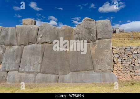 Sacsayhuaman, grande forteresse complexe du temple et par la culture Inca dans les collines au-dessus de Cusco, Pérou, Amérique du Sud. Banque D'Images