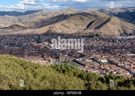 Vue panoramique sur la ville de Cusco à partir de ruines de Sacsayhuaman dans les collines, le Pérou, Amérique du Sud. Banque D'Images
