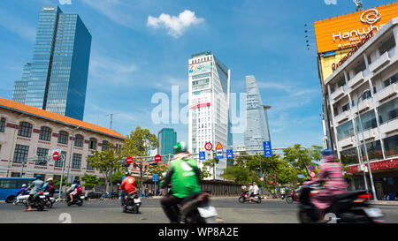 Ho Chi Minh Ville, Vietnam - le 13 avril 2019 : trafic moto en mouvement floue dans une rue du centre-ville. Banque D'Images