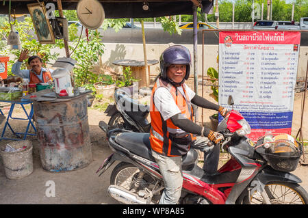 Bangkok - 11 juillet 2019 : un chauffeur de taxi moto déclinée pour l'appareil photo à un vélo taxi à côté de Lak Si gare. Banque D'Images