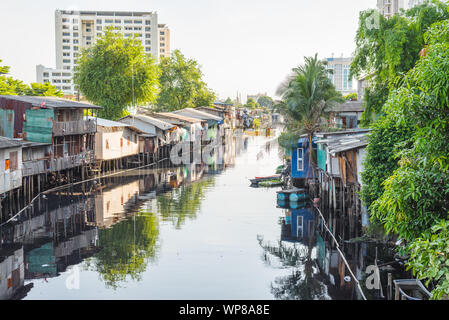 Bangkok, Thaïlande - 12 juillet 2019 : des maisons sur pilotis le long Prachakon Prem Khlong près de l'hôpital de Chulabhorn Lak Si. Banque D'Images