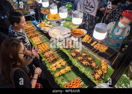 Bangkok, Thaïlande - le 28 juillet 2019 : un étal avec des fruits de mer grillés à l'Asiatique The Riverfront marché alimentaire de la rue la nuit. Banque D'Images