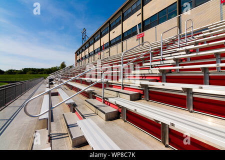 Des gradins vides du stade de l'école secondaire dans le Midwest. Banque D'Images