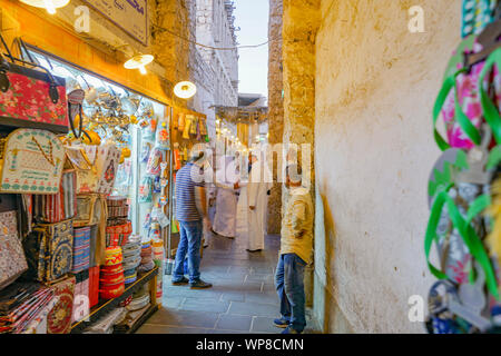 DOHA QATAR - le 11 juillet 2019 ; l'accent sur l'homme arabe habituellement à des robes blanches dans lane parmi les vendeurs de marché et de produits et l'ambiance de Souq Waqif Banque D'Images