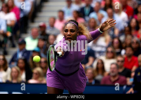 Flushing Meadows, New York, United States - 7 septembre 2019. Serena Williams se jette pour un revers au cours de sa perte à la Bianca Andreescu en finale à l'US Open à Flushing Meadows, New York. Crédit : Adam Stoltman/Alamy Live News Banque D'Images