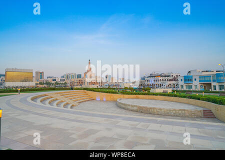 DOHA QATAR - 11 juillet 2019 événement extérieur coin de Park, près de la Corniche dans la vieille ville de Doha au crépuscule avec El Fanar ou spirale mosquée de fond de ciel Banque D'Images