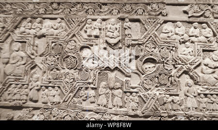 DOHA QATAR - le 11 juillet 2019 ; Musée des Arts islamiques traditionnelles de conception, la plaque gravée complexes de l'oeuvre de pierre. Banque D'Images