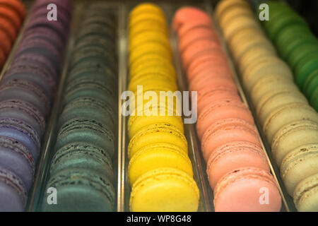 Vue rapprochée des macarons colorés. Banque D'Images