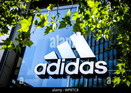 Berlin, Allemagne. 11 juillet, 2019. Un logo Adidas vu à Berlin. Credit : Hendrik Osula SOPA/Images/ZUMA/Alamy Fil Live News Banque D'Images