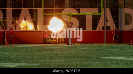 Bloomington, États-Unis. 07Th Nov, 2019. L'Université de l'Indiana ROTC déclenche le canon après UI marque contre l'Est de l'Illinois lors d'un match de football de la NCAA au Memorial Stadium à Bloomington.(note finale ; l'Université de l'Indiana 52:0 est de l'Illinois) Credit : SOPA/Alamy Images Limited Live News Banque D'Images