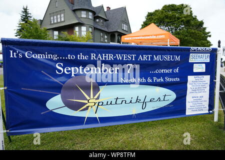 Sputnikfest banner se tient juste en face de Rahr West Art Museum d'accueillir des gens à Sputnik fest event, Manitowoc (Wisconsin) Banque D'Images