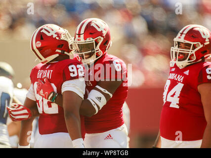 Bloomington, États-Unis. 07Th Nov, 2019. La tête de l'Université de l'Indiana James Jr (6) célèbre après avoir fait un plaquage contre Eastern Illinois pendant un match de football de la NCAA au Memorial Stadium à Bloomington.(note finale ; l'Université de l'Indiana 52:0 est de l'Illinois) Credit : SOPA/Alamy Images Limited Live News Banque D'Images