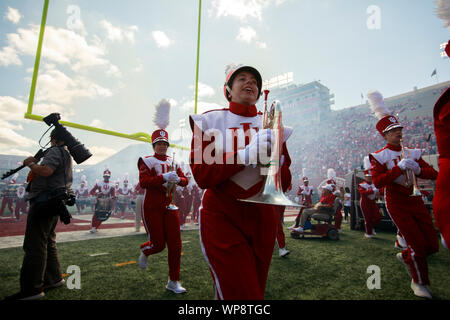 Bloomington, États-Unis. 07Th Nov, 2019. Le groupe promenades hors du terrain après l'Université de l'Indiana Hoosiers entrée à jouer contre l'Est de l'Illinois lors d'un match de football de la NCAA au Memorial Stadium à Bloomington.(note finale ; l'Université de l'Indiana 52:0 est de l'Illinois) Credit : SOPA/Alamy Images Limited Live News Banque D'Images