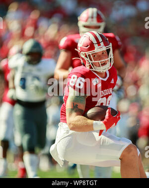 Bloomington, États-Unis. 07Th Nov, 2019. Indiana University's Peyton Hendershot (86) marque un touchdown contre l'Est de l'Illinois lors d'un match de football de la NCAA au Memorial Stadium à Bloomington.(note finale ; l'Université de l'Indiana 52:0 est de l'Illinois) Credit : SOPA/Alamy Images Limited Live News Banque D'Images