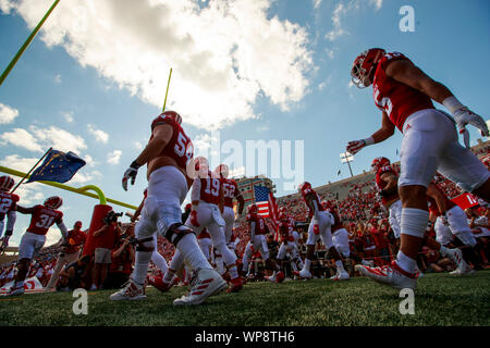 Bloomington, États-Unis. 07Th Nov, 2019. L'Université de l'Indiana Hoosiers tête sur le terrain pour jouer contre l'Est de l'Illinois lors d'un match de football de la NCAA au Memorial Stadium à Bloomington.(note finale ; l'Université de l'Indiana 52:0 est de l'Illinois) Credit : SOPA/Alamy Images Limited Live News Banque D'Images