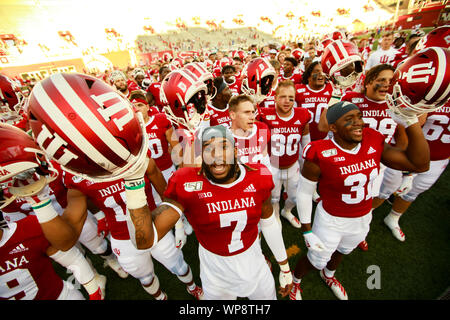 Bloomington, États-Unis. 07Th Nov, 2019. L'Université de l'Indiana Hoosiers chanter l'université lutte chanson après avoir battu l'Est de l'Illinois 52:0 durant un match de football de la NCAA au Memorial Stadium, Bloomington.(note finale ; l'Université de l'Indiana 52:0 est de l'Illinois) Credit : SOPA/Alamy Images Limited Live News Banque D'Images